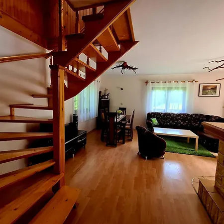 Деревянный коттедж Forest House *